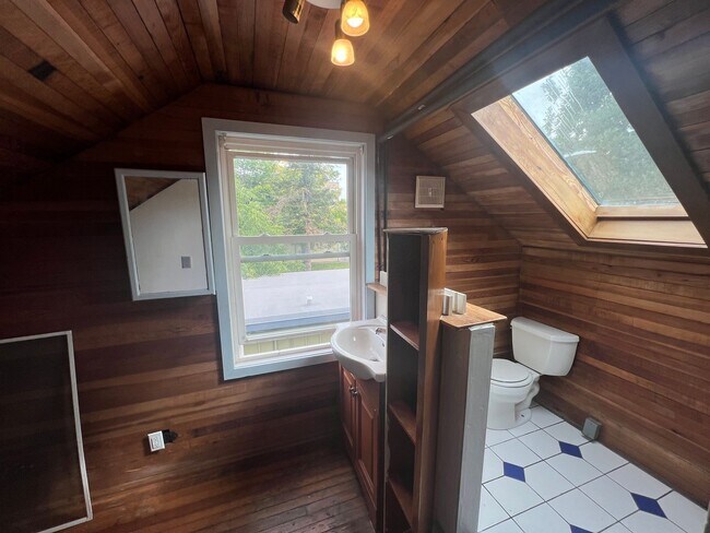 Foto del edificio - Spacious Upstairs 1 Bedroom + Living Area ...