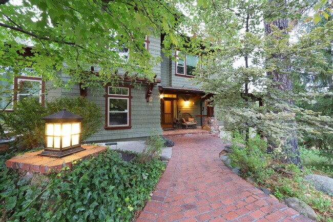 Foto del edificio - Don't miss this amazing opportunity to rent a higher end home nestled in the trees in the coveted...