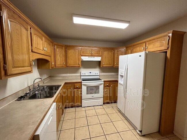 Building Photo - 703 Pinhook Dr