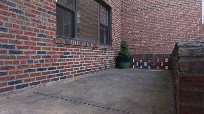 Building Photo - 142 96th St
