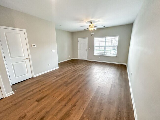 Foto del edificio - 411 Carol Dr