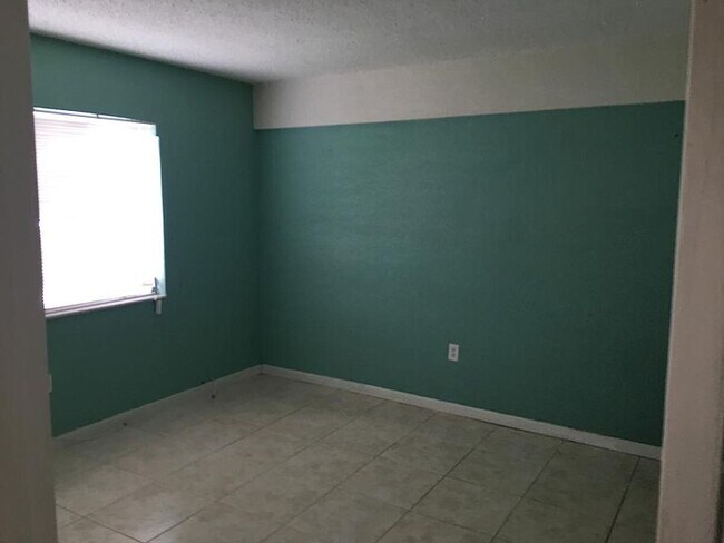 Foto del edificio - 1821 NE 168th St