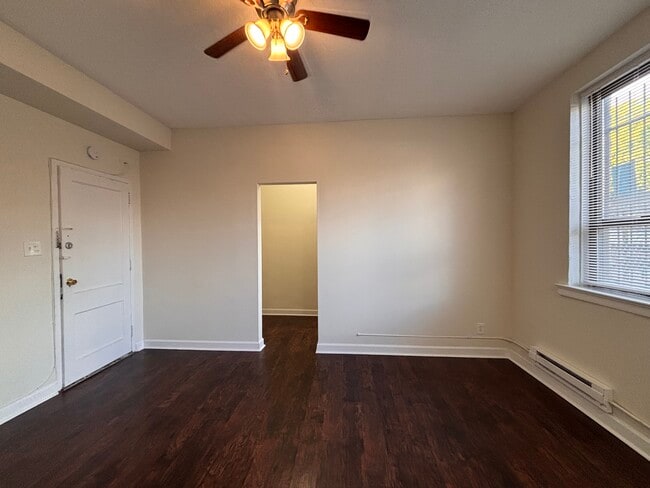 Building Photo - 3346 N Marshfield Ave