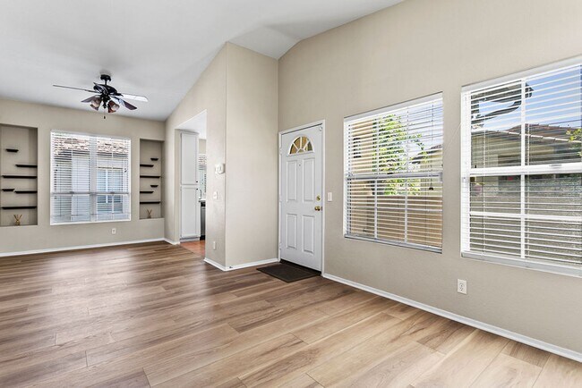 Building Photo - Charming 2 Bedroom Carriage Unit Condo in ...