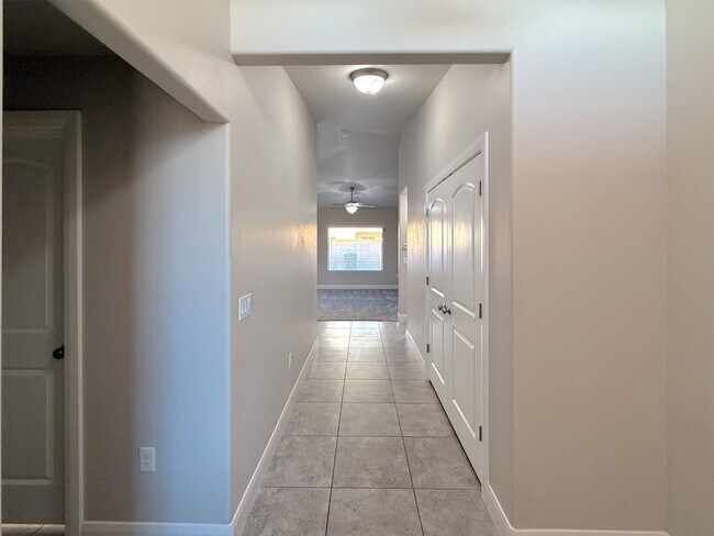 Foto del edificio - 3 bed, 2 bath home with 2 car garage