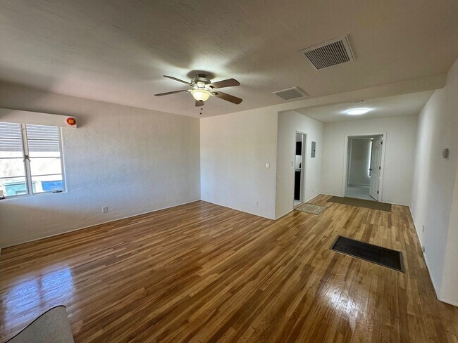 Foto del edificio - 1731 E 9th St