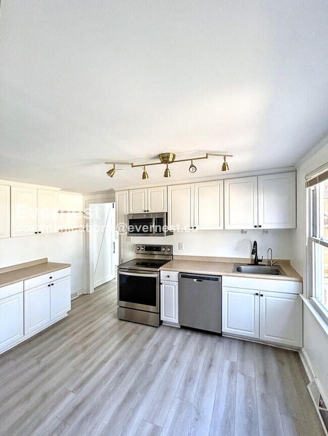 Foto del edificio - 8282 Wonderland Ln