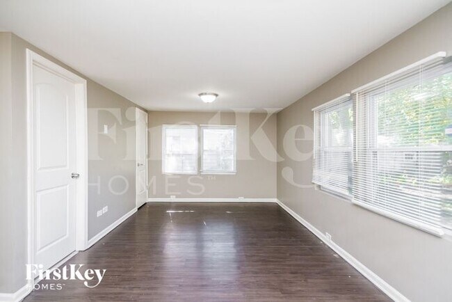 Foto del edificio - 14730 Riverside Dr