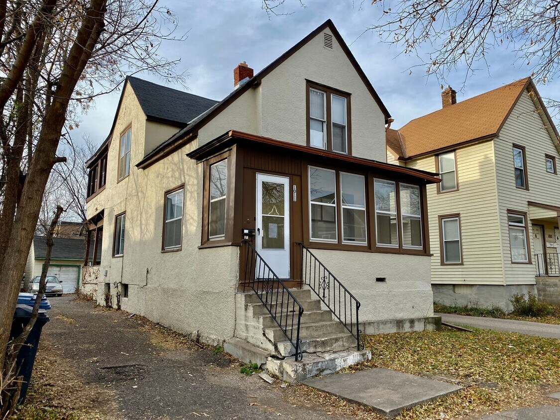 Primary Photo - GREAT Remodeled 5BD/2.5BA Property near Di...