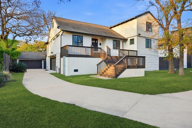 Building Photo - Beautiful Houston Home Featuring a Private Pool