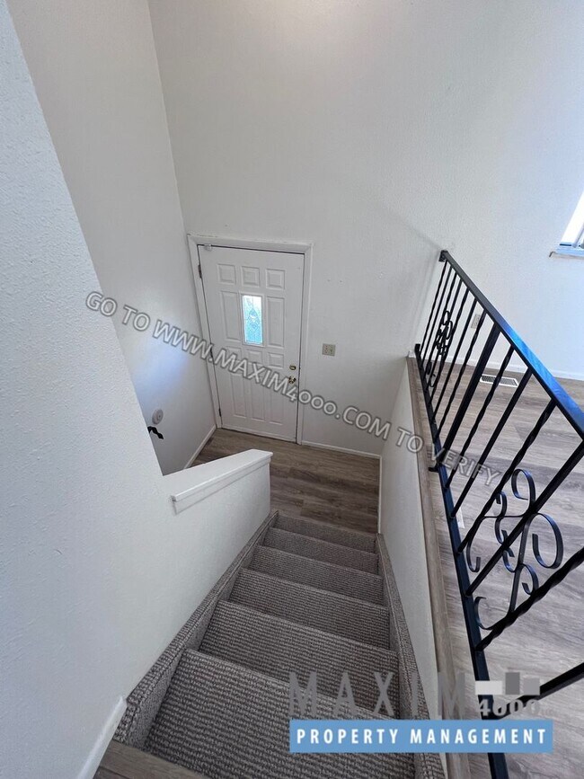 Foto del edificio - 494 1/2 ANJOU DRIVE - GREAT 4BR - NEW FLOO...