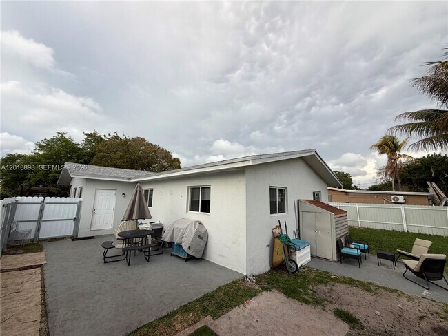 Building Photo - North 62nd Avenue, Hollywood, FL 33024 - 3 BR 2 BA single-family home