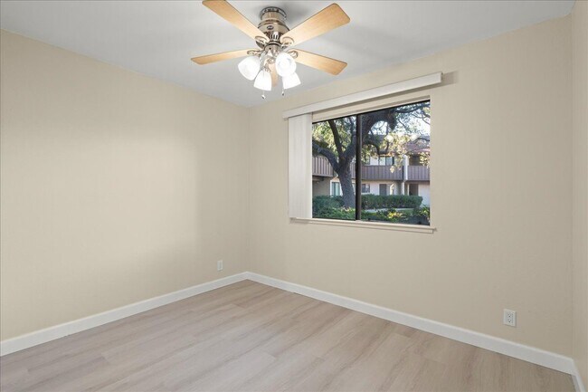 Foto del edificio - 999 W Evelyn Ave