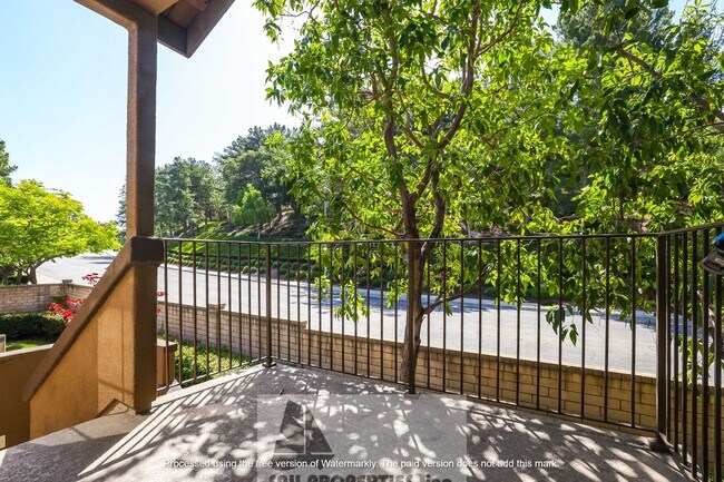 Building Photo - Charming end-unit home in Anaheim