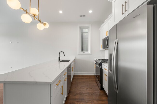 Building Photo - 420 E 50th Pl