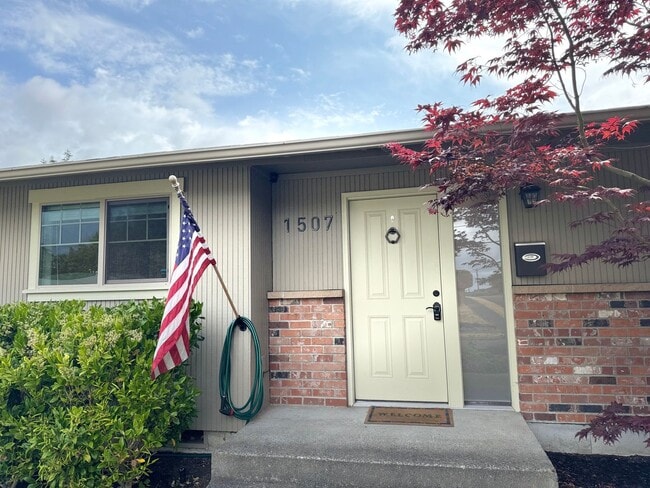 Building Photo - Stylishly Remodeled North Tacoma Gem with ...