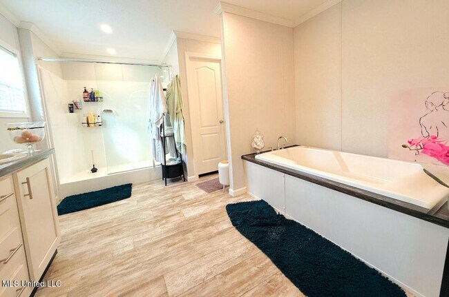Foto del edificio - Spacious 5-Bedroom Home on Half an Acre