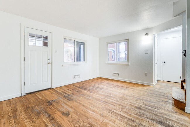 Building Photo - AVAILABLE NOW! 2 Bedroom Suburban Vibes in...