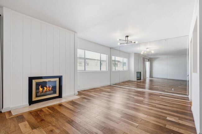 Foto del edificio - Prime L.A. Location Steps from Beverly Hills | 2 BR / 2.5 BA Home-Like Condo