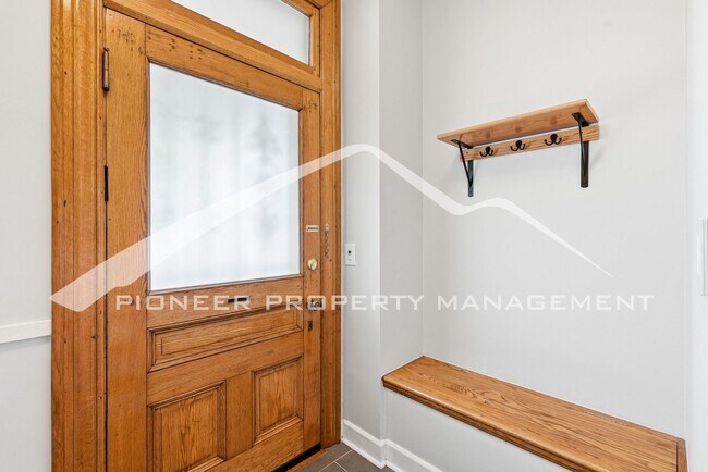 Foto del edificio - Spacious Condo with Storage Area and Parking!