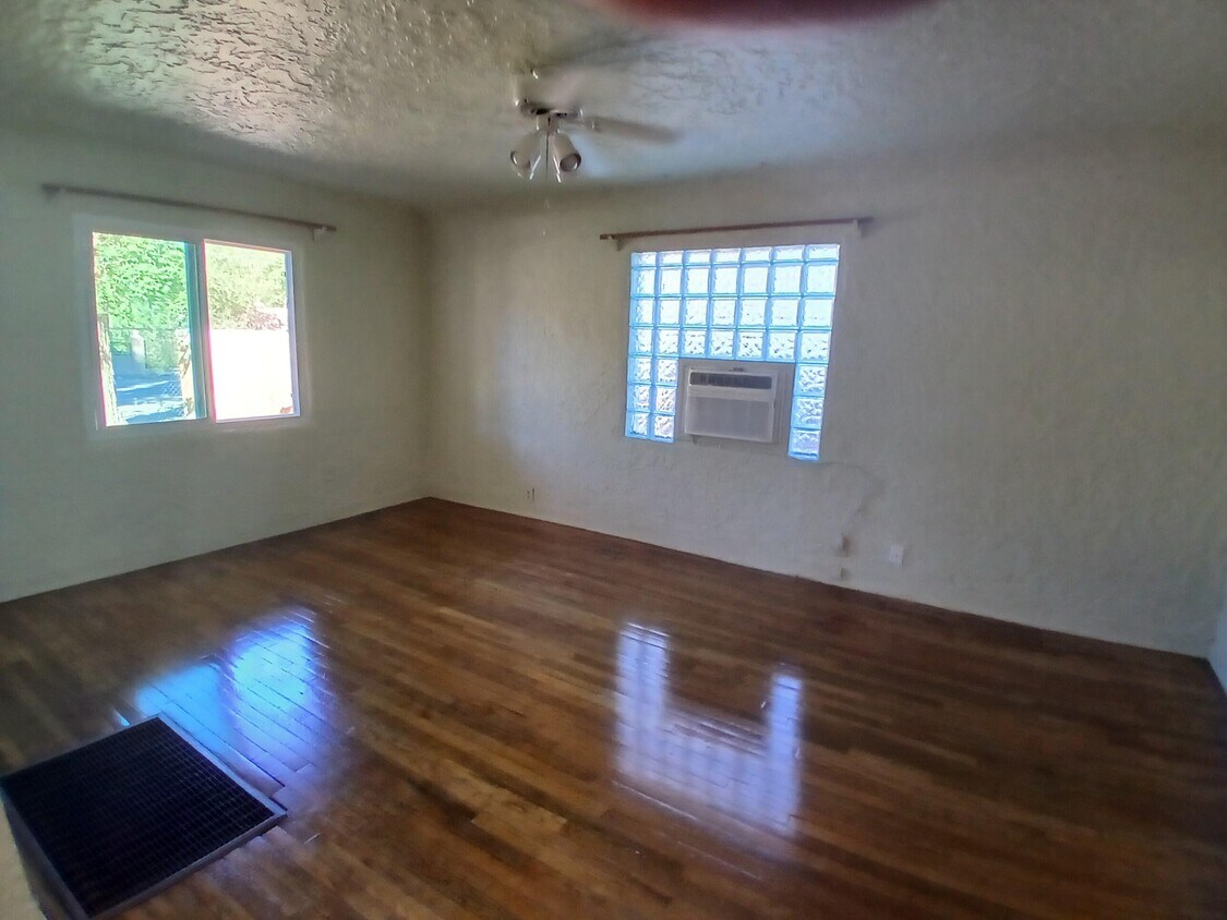 Foto del edificio - 1230 Montrose Pl SW