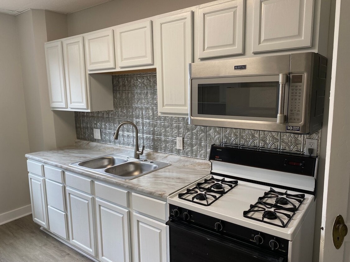 Foto principal - 2 Bedroom + Den, Updated Row House with Of...