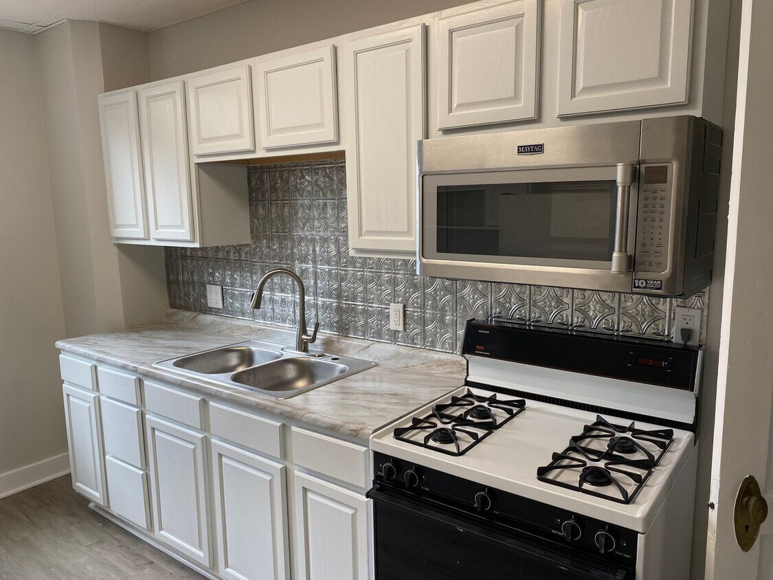 Primary Photo - 2BD + Den - Row house!!