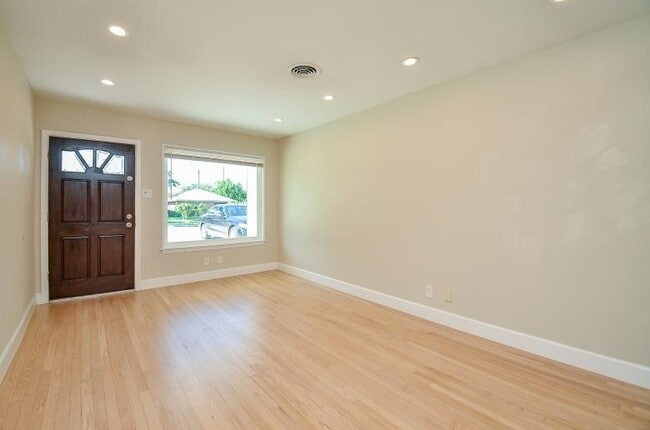 Building Photo - 8330 Waterbury Dr