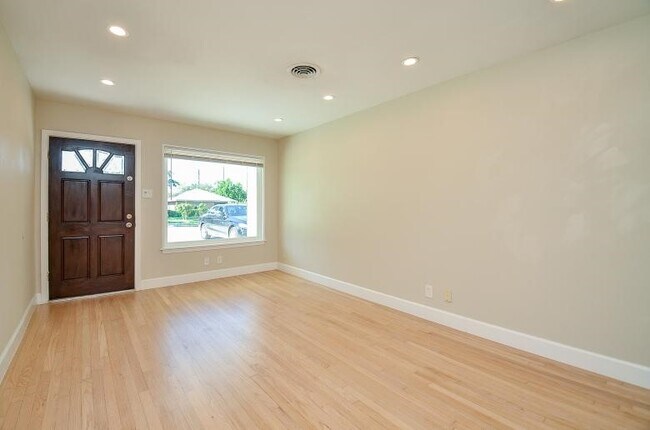Foto del edificio - 8330 Waterbury Dr