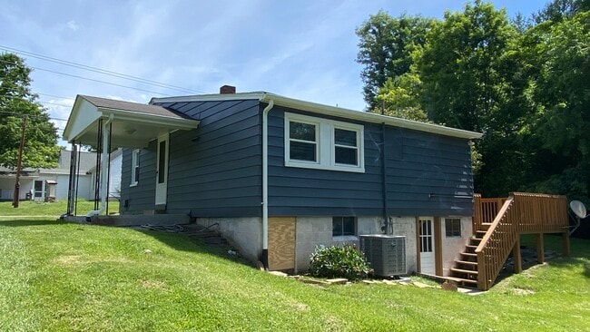 Building Photo - 1601 Glade Rd