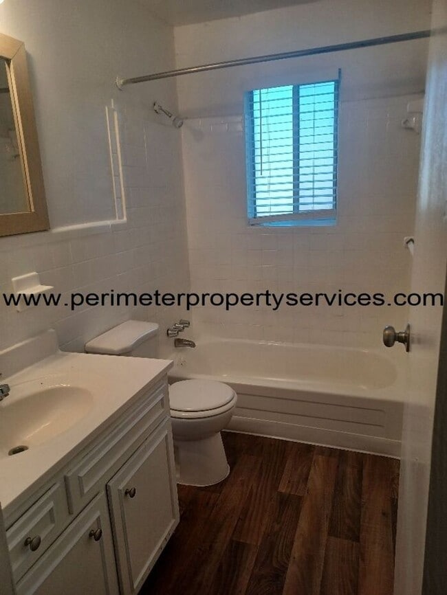 Building Photo - Newly Renovated Unit!!