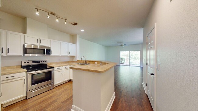 Building Photo - Beautiful 3-Bedroom Townhome in the Cottag...