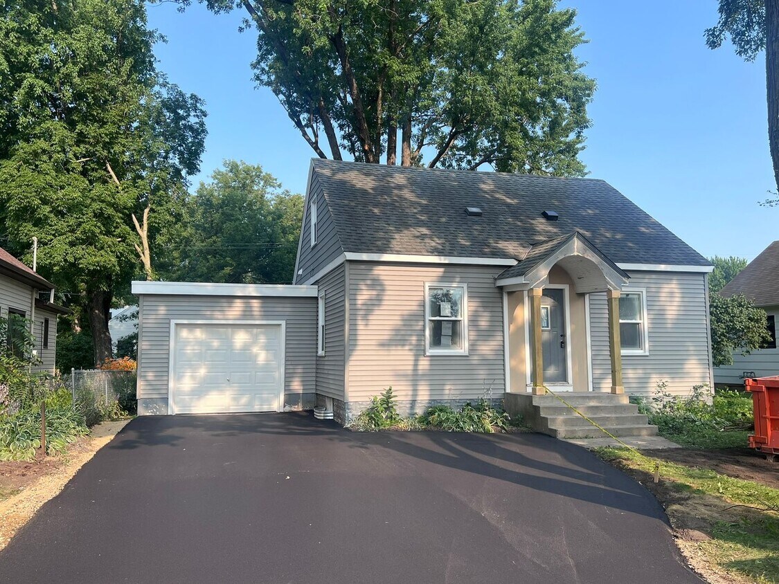 Foto principal - Adorable 3 Bedroom Fully Renovated Home!