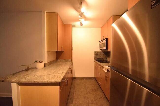Building Photo - 607 W Wrightwood Ave