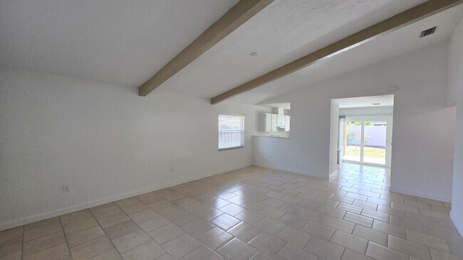 Foto del edificio - Charming 2BR/2BA + 1 car garage with Large Backyard in Sarasota