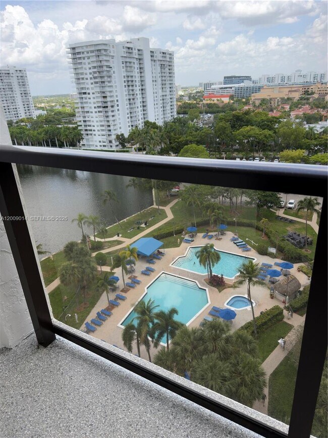 Foto del edificio - 18151 NE 31st Ct