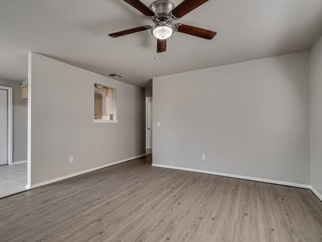 Foto del edificio - 1525 McGregor Dr