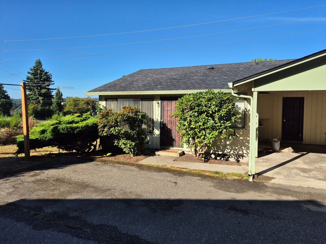 Foto principal - Upgraded 2 Bedroom Duplex Walking Distance...
