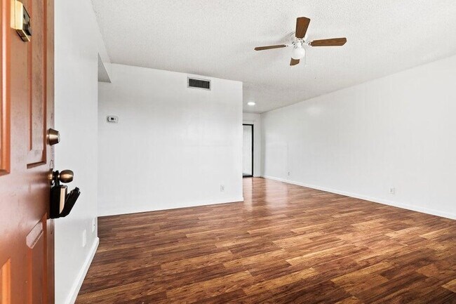 Foto del edificio - 4151 Oak Terrace Dr