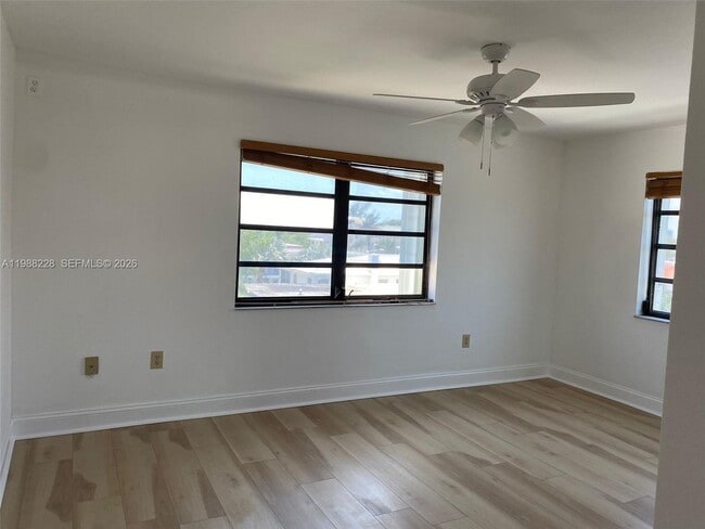 Foto del edificio - 7626 Byron Ave