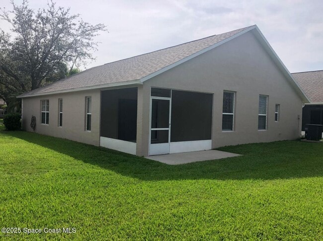 Building Photo - 2061 12 Oaks Dr SE