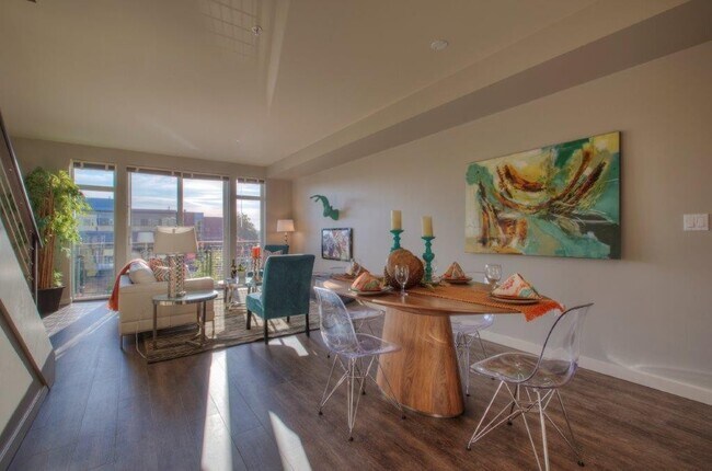 Foto del edificio - Roomy Townhouse in Downtown Burien, Excellent Walkable location!