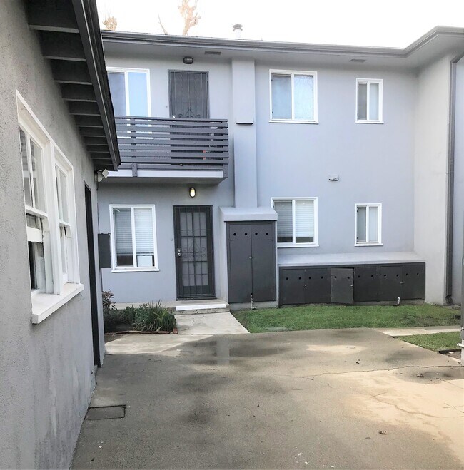 Building Photo - 1104 E San Antonio Dr