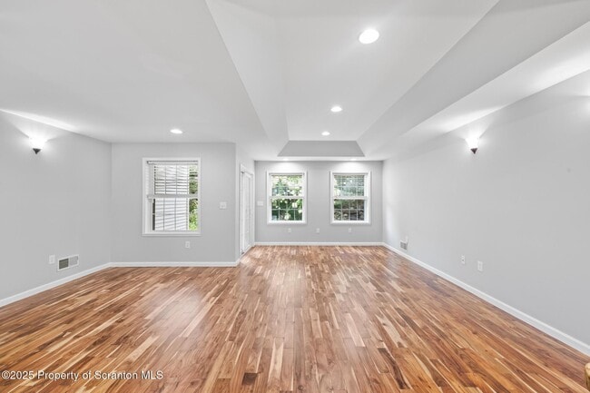 Building Photo - 371 Orchard St
