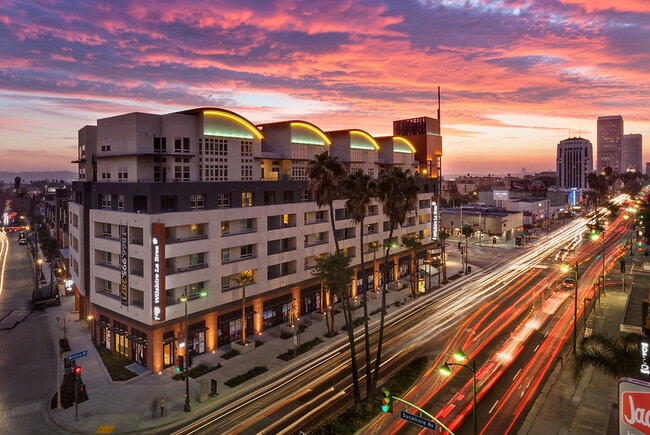 Building Photo - Wilshire La Brea