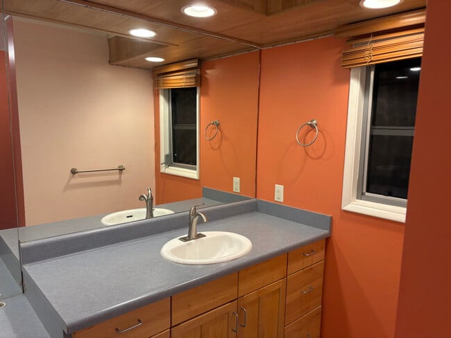 Building Photo - 2318 Seaview Ave