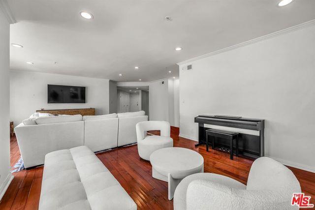 Foto del edificio - 10555 Ashton Ave