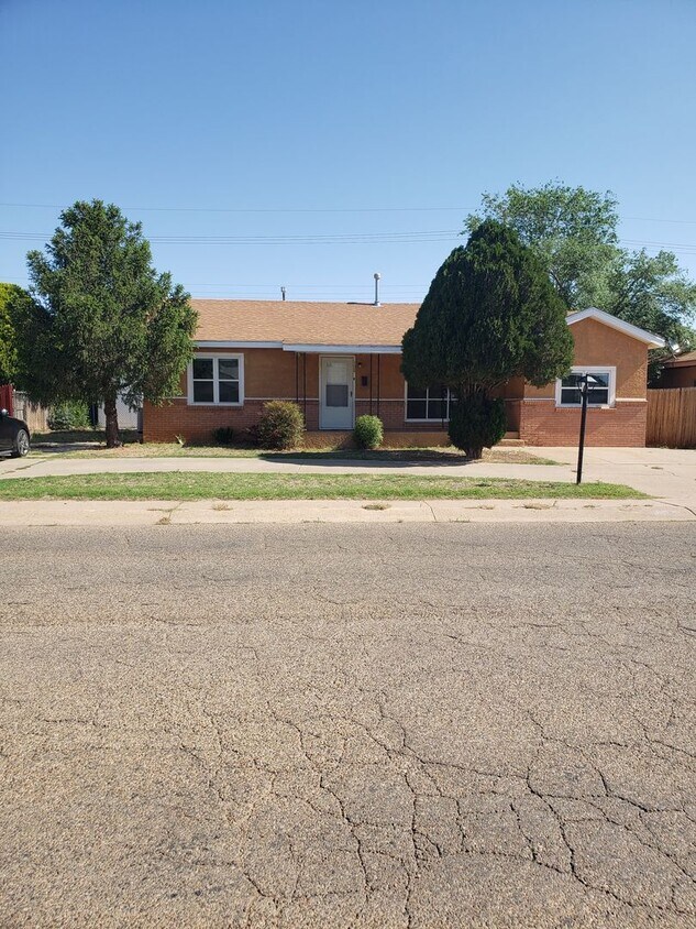 Primary Photo - Cozy 3 Bed Home! Highland School District!