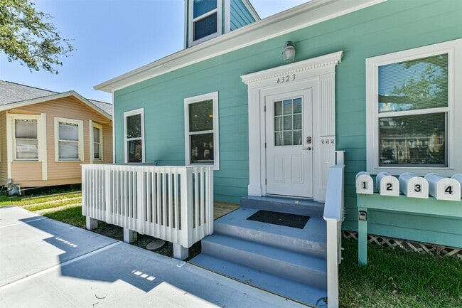 Building Photo - 4323 Ursuline St