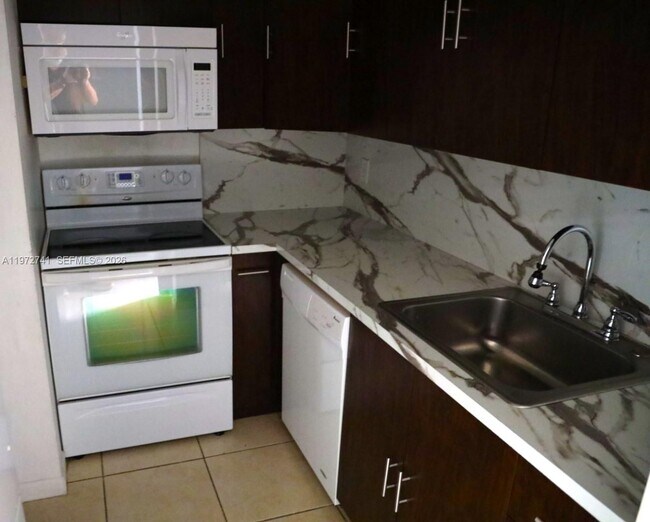 Building Photo - 13714 SW 90th Ave